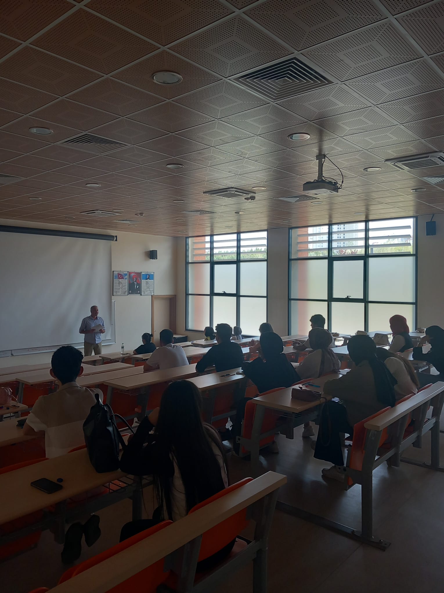 İşletme Yönetimi Programı Öğrencilerine Erasmus+ Staj Hareketliliği Bilgilendirme Toplantısı Gerçekleştirildi